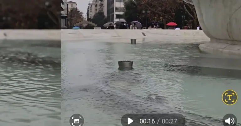 Σταγόνες βροχής που πέφτουν πάνω στο νερό στο συντριβάνι στο Σύνταγμα.