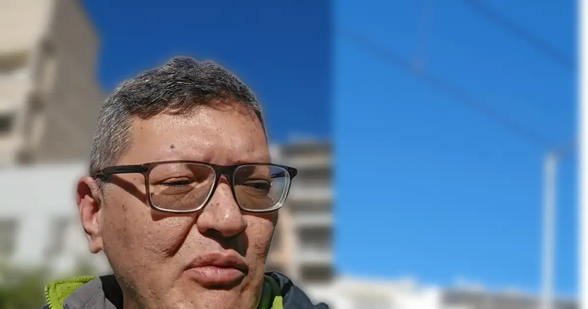 μπλε ουρανός, πολυκατοικίες, περαστικός.